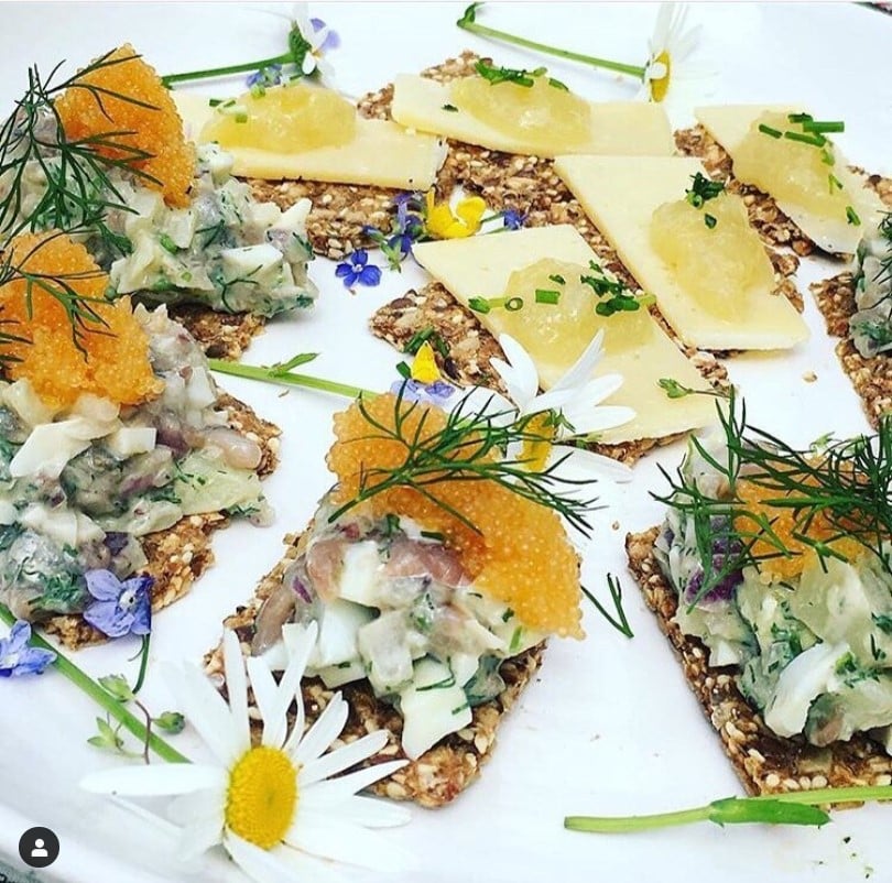 harengs marinés et oeufs tobiko au gingembre